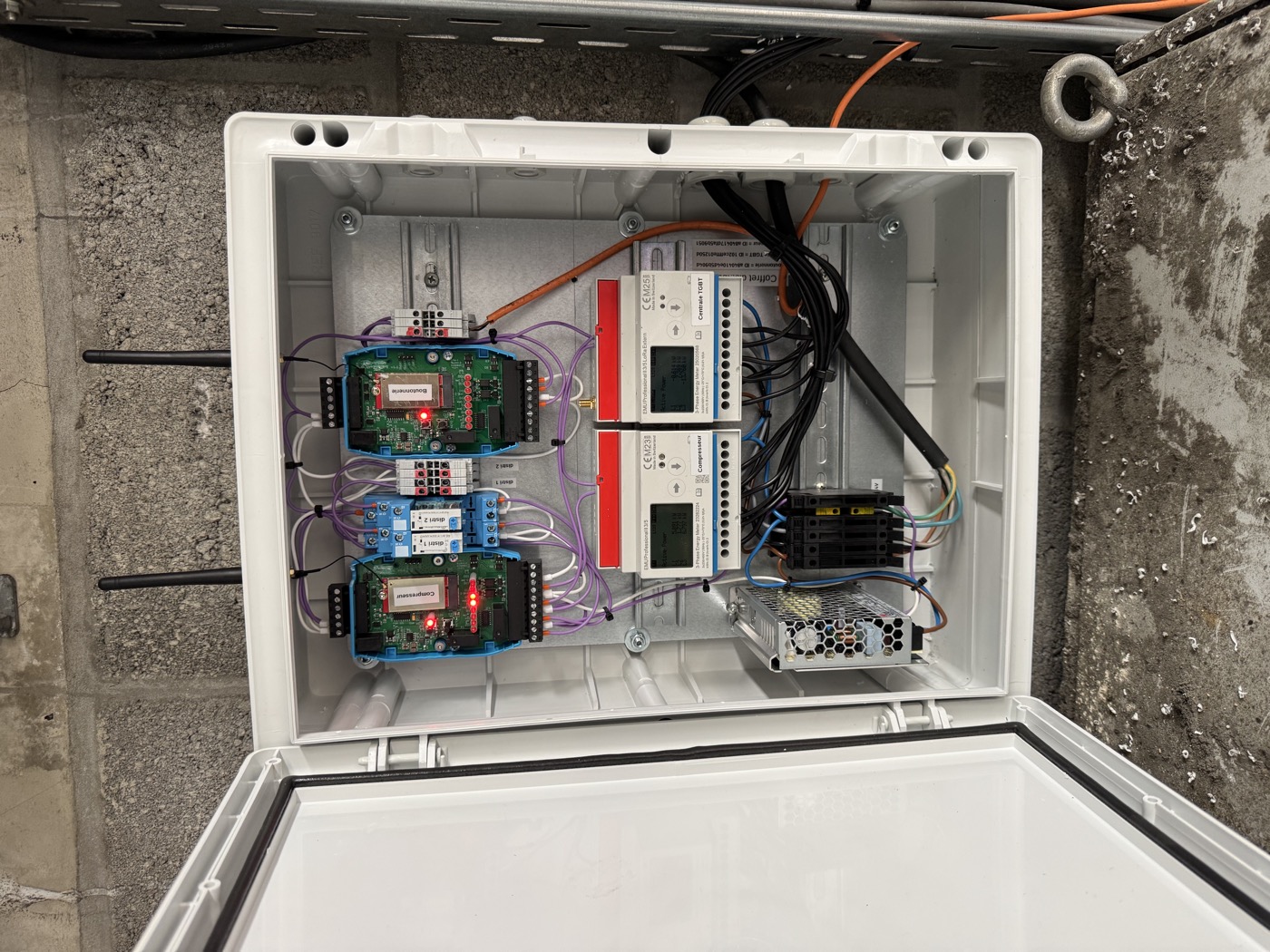 Coffret IoT compresseur avec devices LoRaWAN et centrales de mesure
