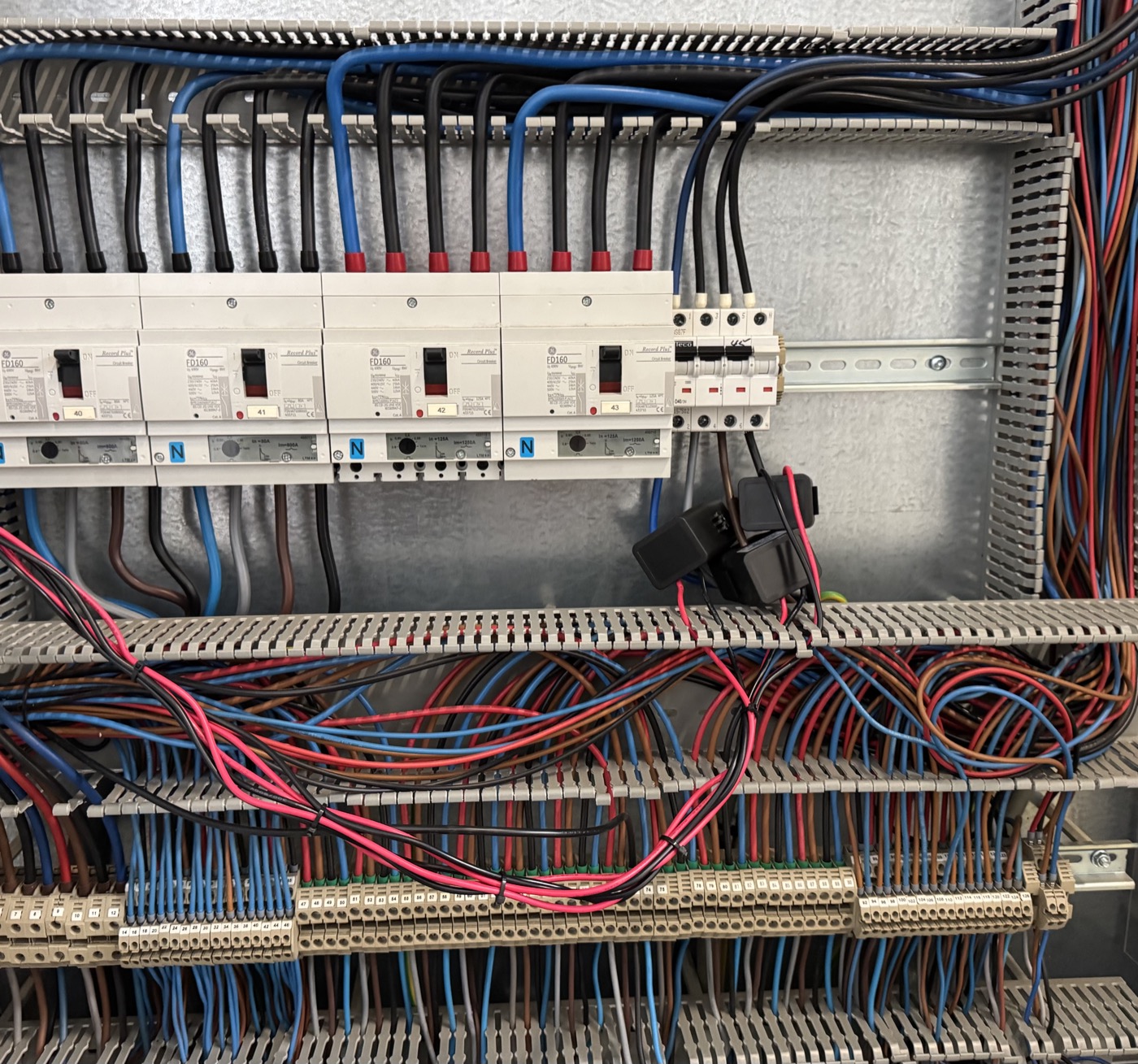 Installation des transformateurs de courant dans le TGBT